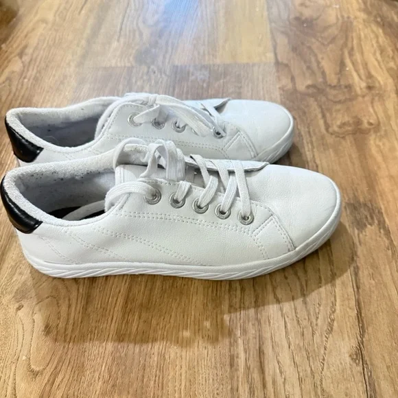 TOMMY BAHAMAS ladies, leather white sneaker size 6 1/2 very good condition - Picture 5 of 12